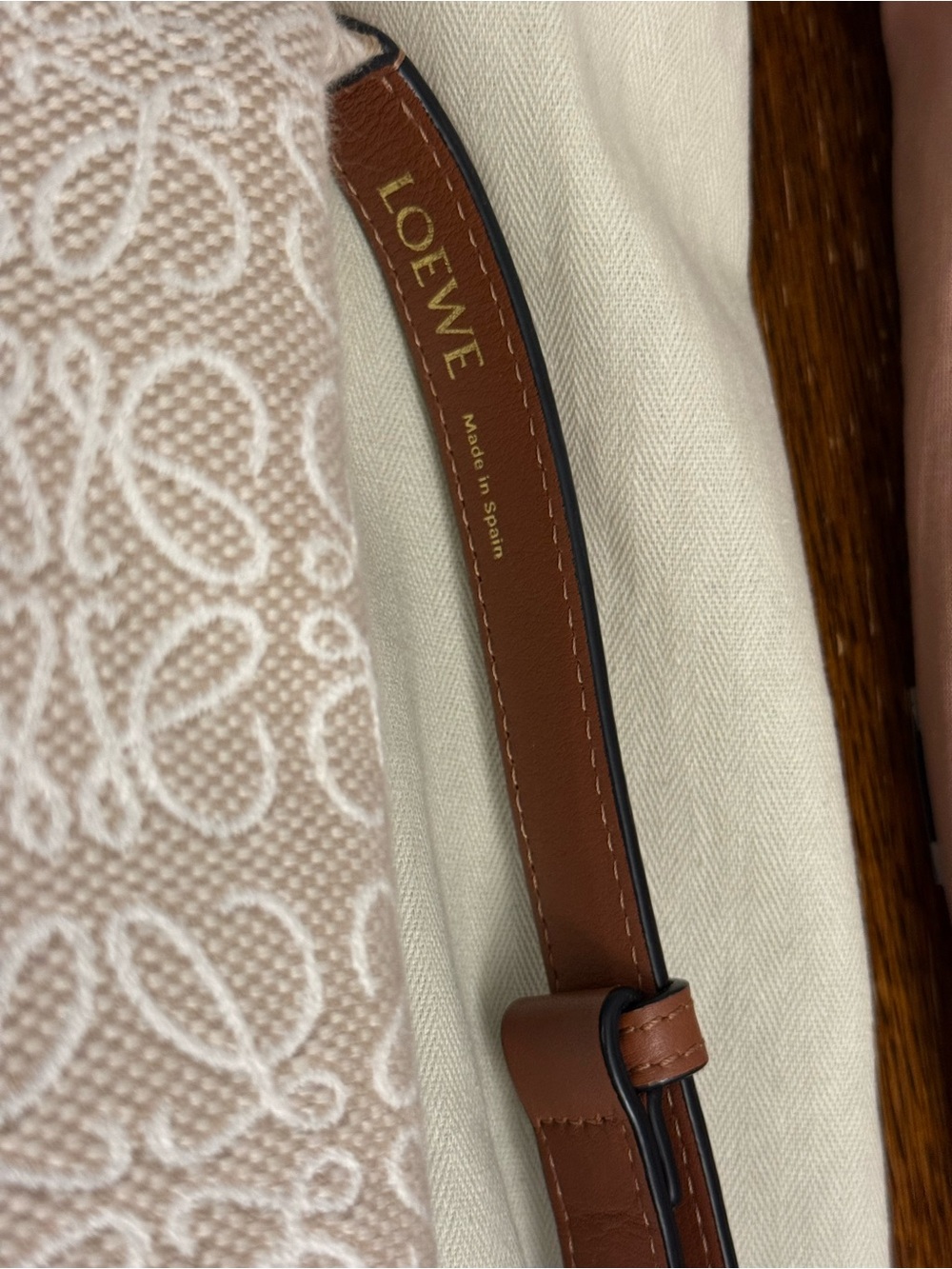 Loewe Cubi
Beige Canvas Shoulder Bag with Brown Leather Trim - Picture 2 of 5